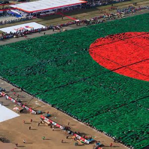 Largest human National flag hosted by robi - Bangladesh